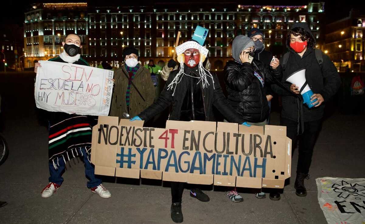 Comunidad de la ENAH hace "cacerolazo" afuera de Palacio Nacional
