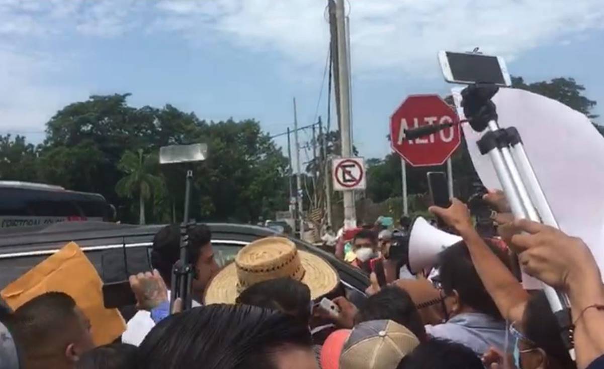 Por tercer día consecutivo, CNTE bloquea paso de camioneta de AMLO en Chiapas