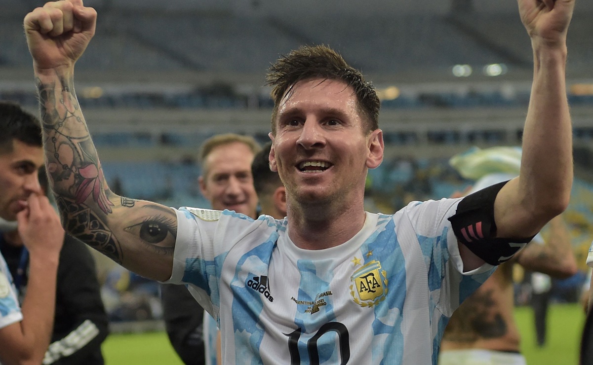 Lionel Messi es recibido entre aplausos en la concentración de la Selección de Argentina