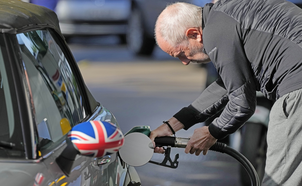 Militares británicos distribuyen combustible a gasolineras, ante crisis de suministro