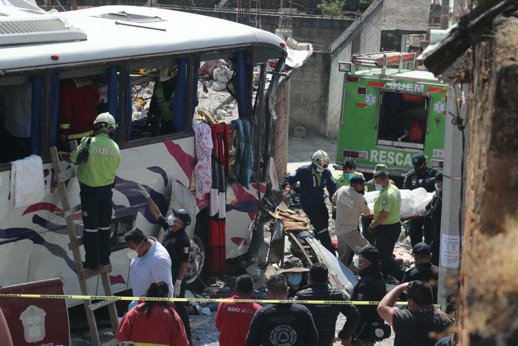 VIDEO Mueren 19 personas tras accidente de autobús en Joquicingo