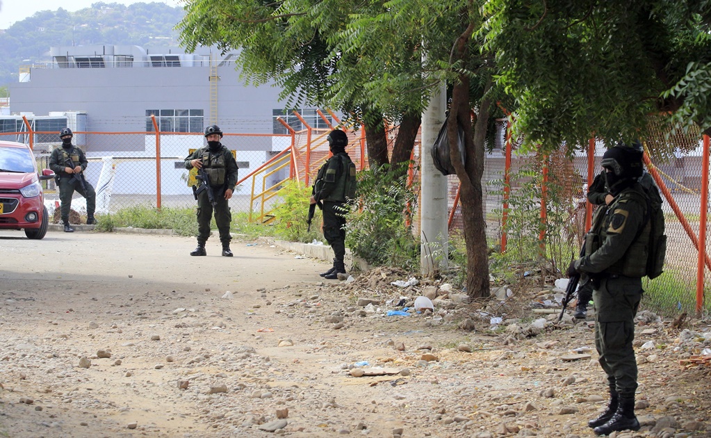 Policías vigilan la parte externa de la pista aérea del aeropuerto internacional Camilo Daza, este martes en Cúcuta (Colombia).