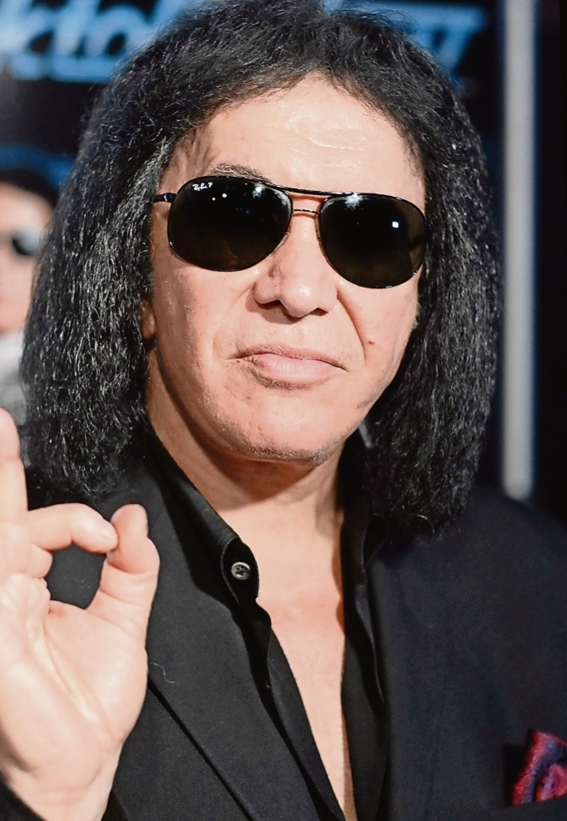 Al estilo Kiss, trabajador mexicano recolecta basura y Gene Simmons lo promueve