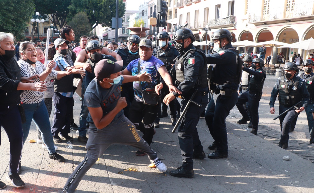 Ambulantes y policías municipales se enfrentan en pleno centro histórico de Puebla