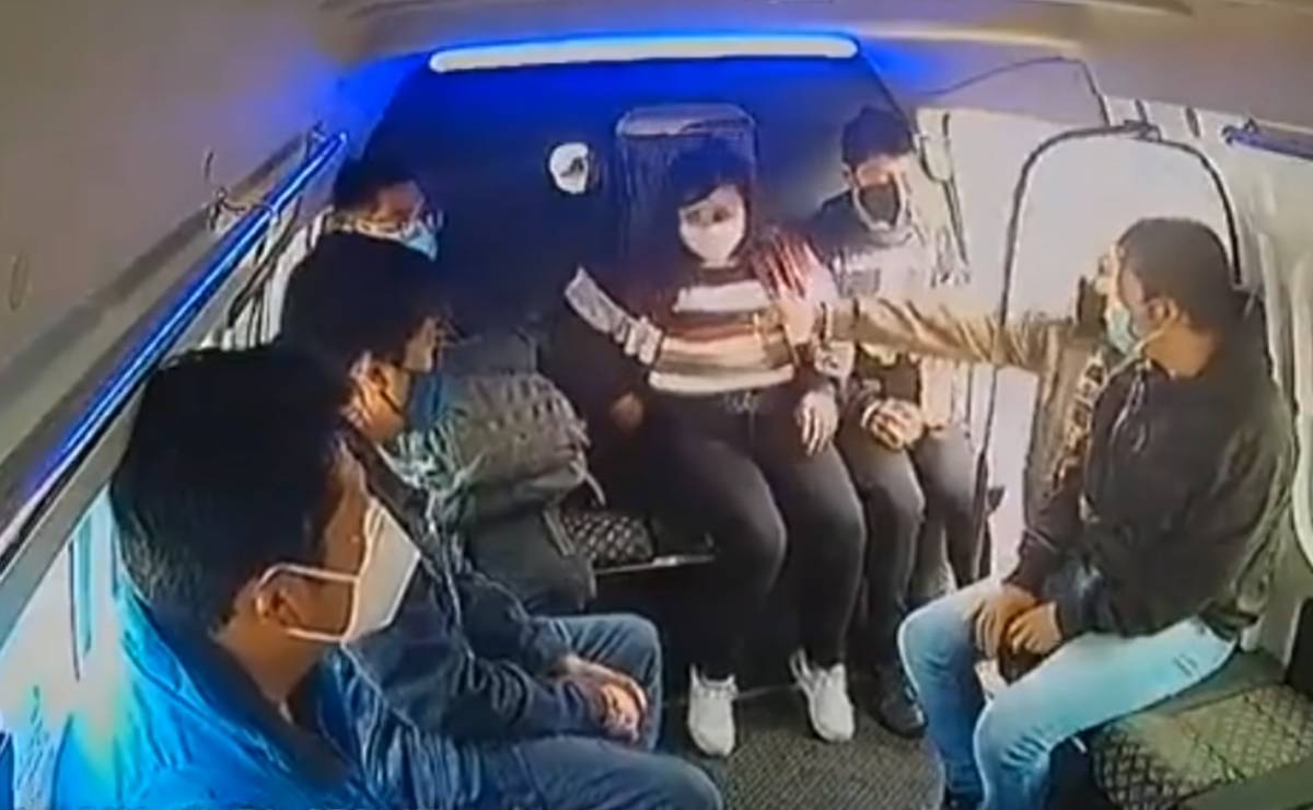 ¡A gritos y cachetadas! Sujeto armado asalta a pasajeros de combi en Tultitlán