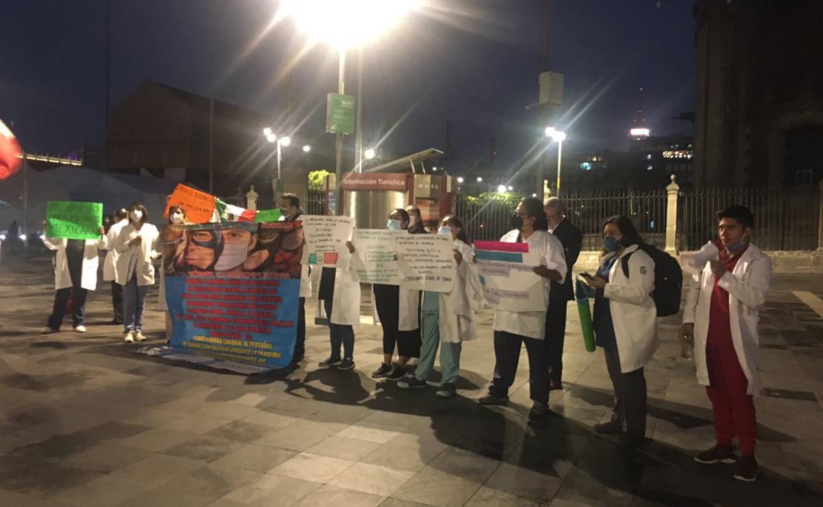 Médicos del IMSS protestan frente a Palacio Nacional para exigir plazas definitivas 