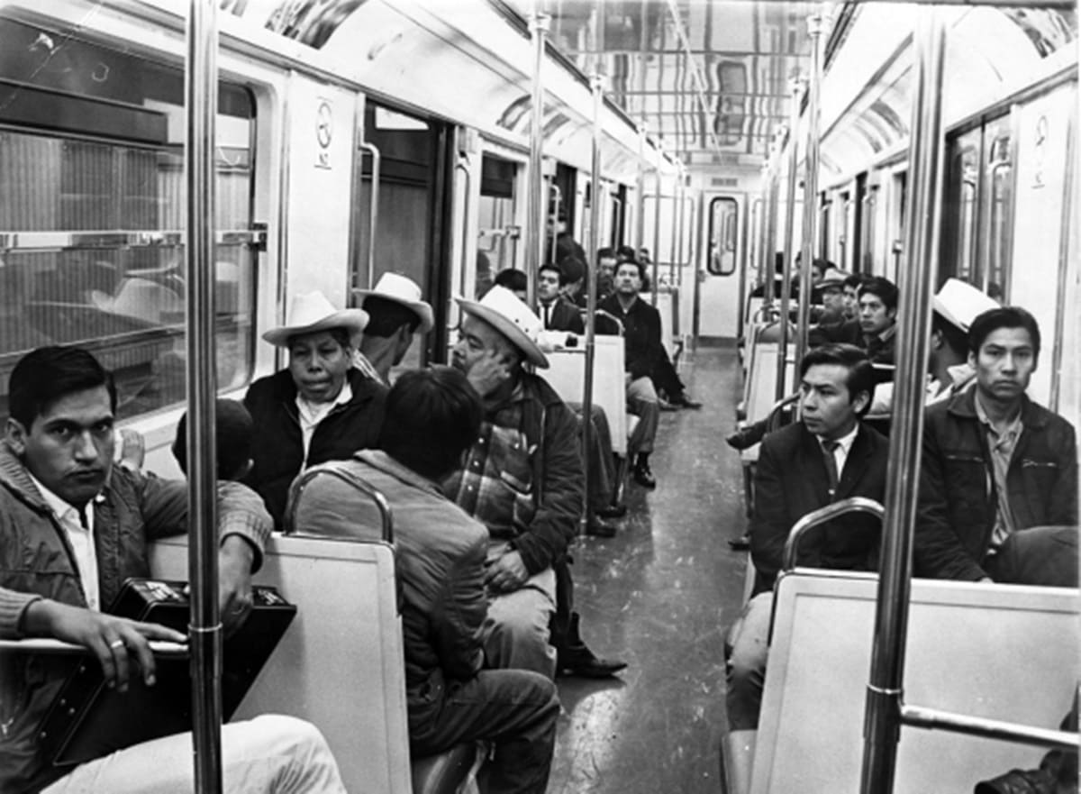 Pasajeros de un viaje del 5 de septiembre de 1969 en la Línea 1 del Metro, el día que la población de la Ciudad de México “estrenó” los primeros trenes del STC, de Zaragoza a Chapultepec. Archivo EL UNIVERSAL.