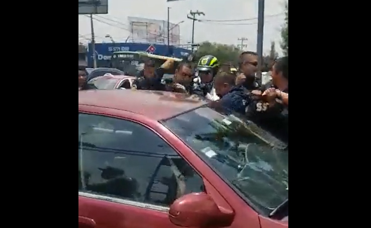 Video. Se arma la campal en GAM; policías vs vecinos tras revisión de motocicletas 