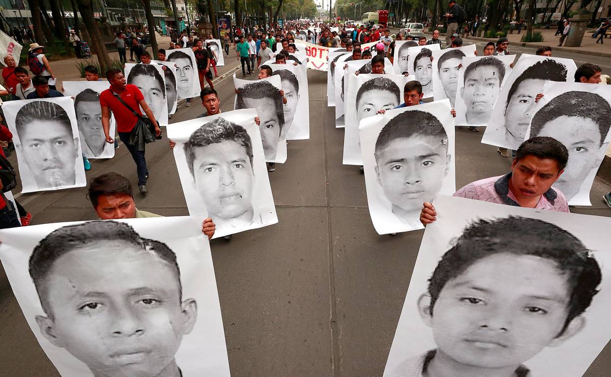 Jesuitas mandan “abrazos” a familiares de los 43 desaparecidos de Ayotzinapa