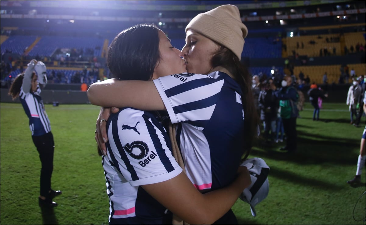 Liga MX Femenil: Jugadoras de Rayadas festejan con tierno beso