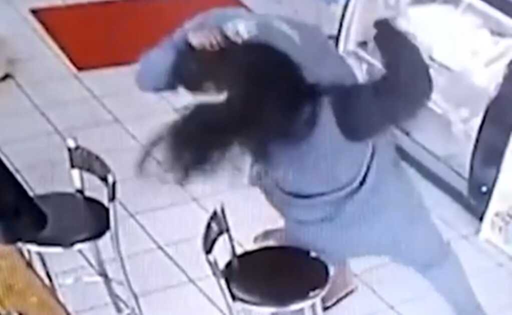 VIDEO. Mujer ataca a acosador que intent&oacute; ponerle la mano en el muslo y se hace viral