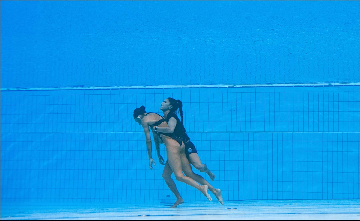 Nadadora mexicana se desmaya en plena competencia; su entrenadora entra a rescatarla