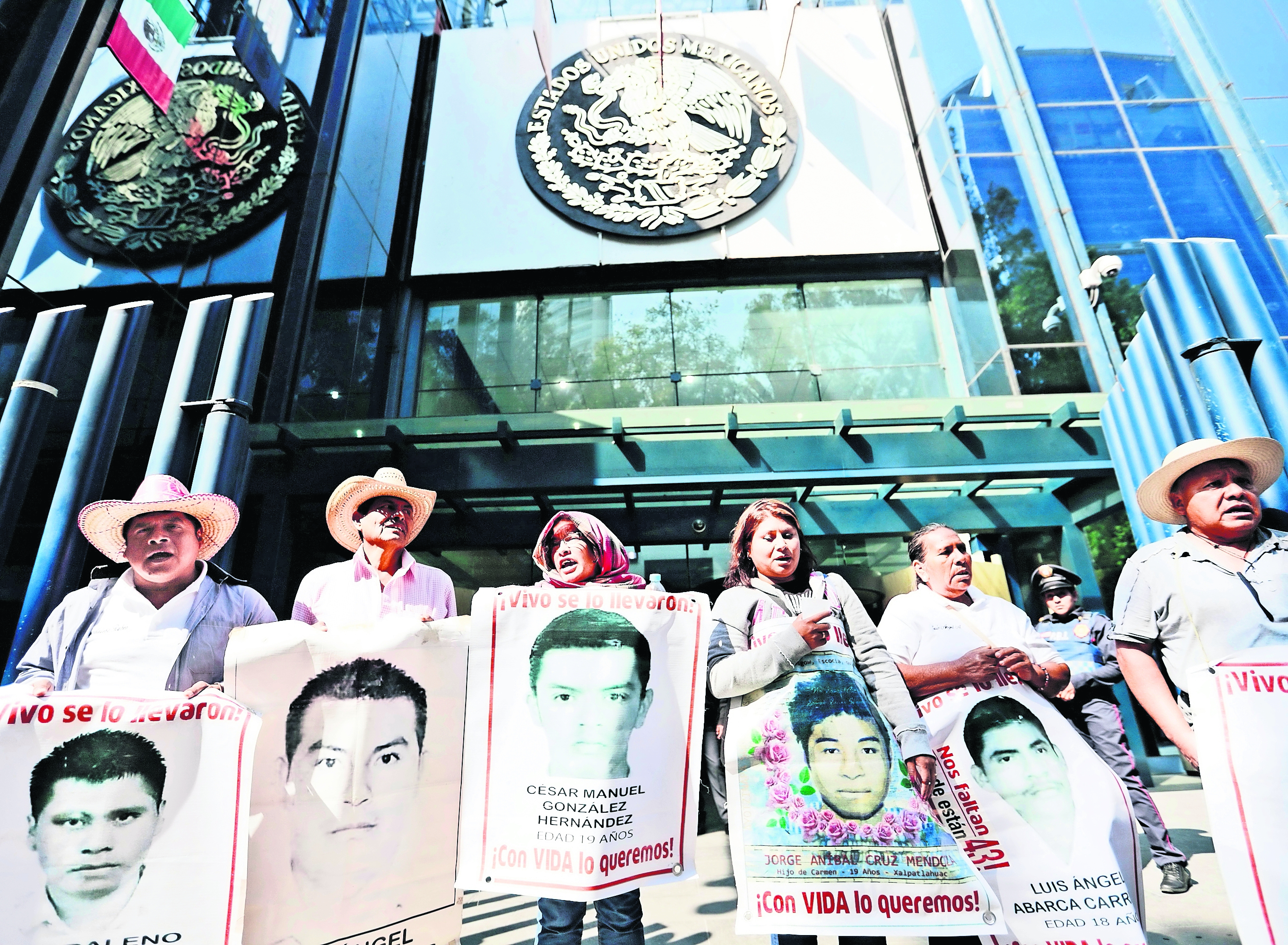 Encinas revela detalles en caso Ayotzinapa; &quot;no hay indicios de que los 43 est&eacute;n con vida&quot;
