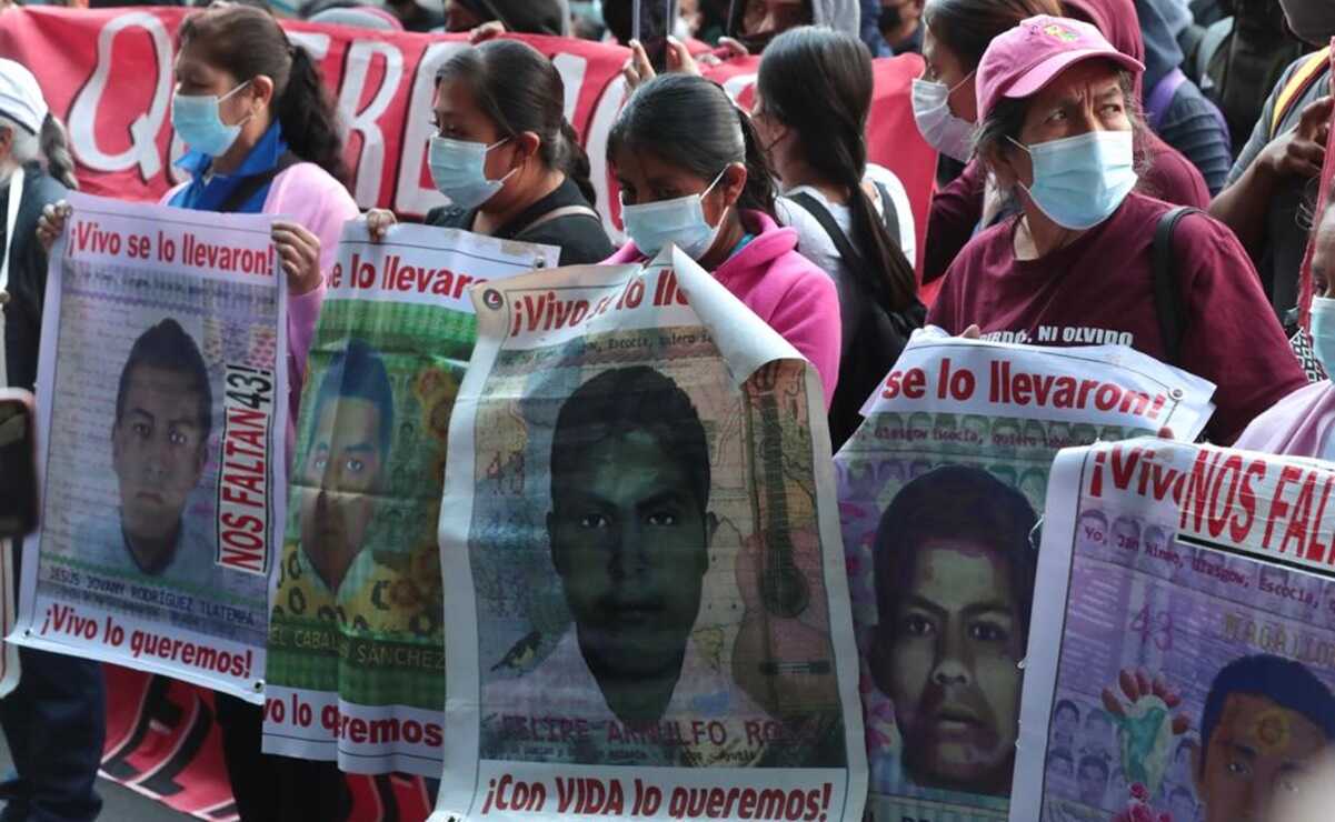 Caso Ayotzinapa: concluye mitin de padres de los 43 normalistas; hay 6 polic&iacute;as heridos 