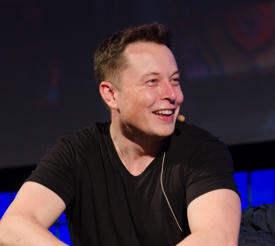 VIDEO. Con un lavamanos, Elon Musk llega a instalaciones de Twitter