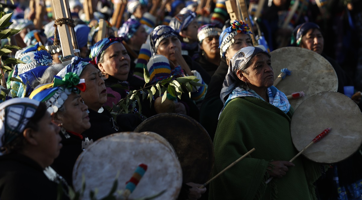 Mujeres mapuche rompen r&eacute;cord mundial por fabricar el tejido m&aacute;s largo de un arco&iacute;ris 