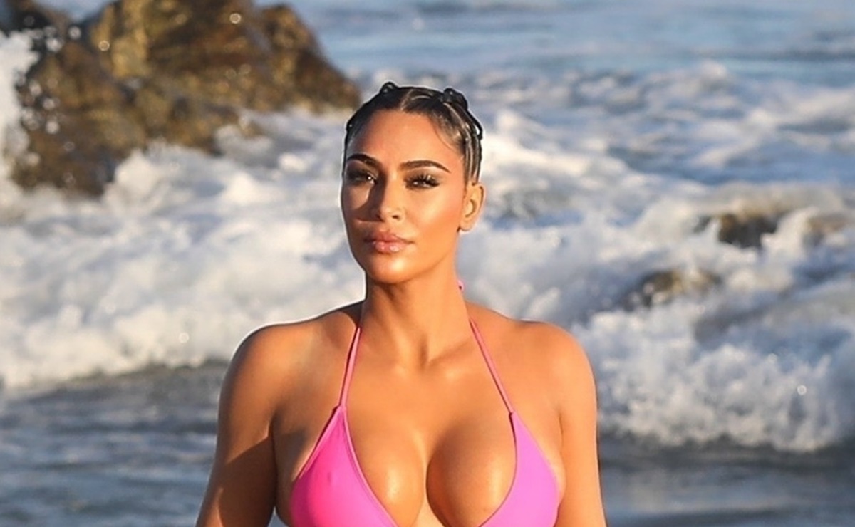 Kim Kardashian presume minicintura en bikini neón