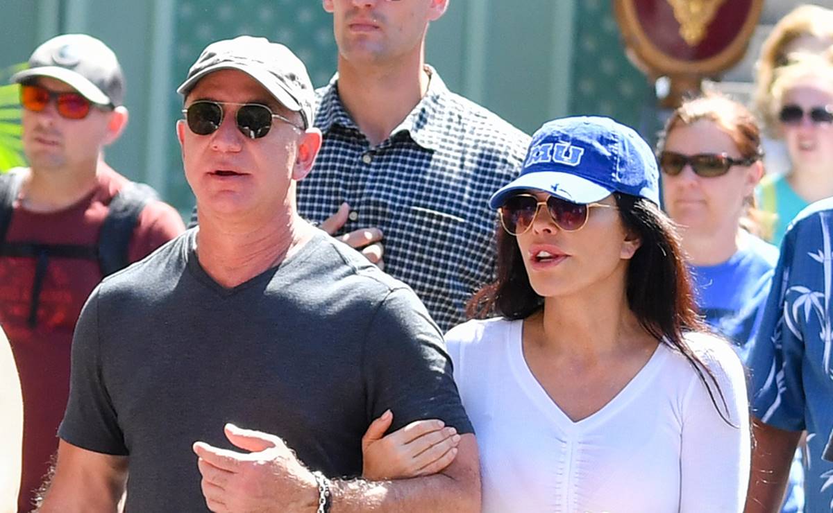 Novia de Jeff Bezos presume cintura diminuta durante visita a Disneyland