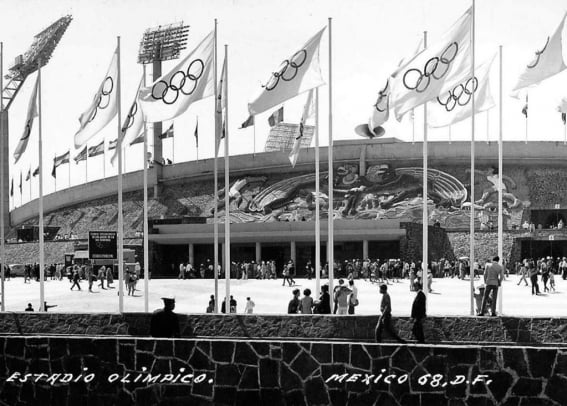 principal_el_estadio_olimpico_universitario_durante_los_juegos_de_1968_cortesia_miguel_angel_bernabe.jpeg