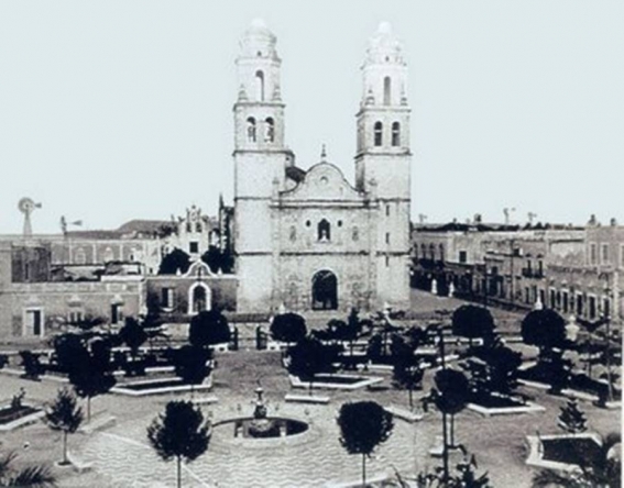 1_panoramica_de_la_plaza_y_la_catedral_0.jpg