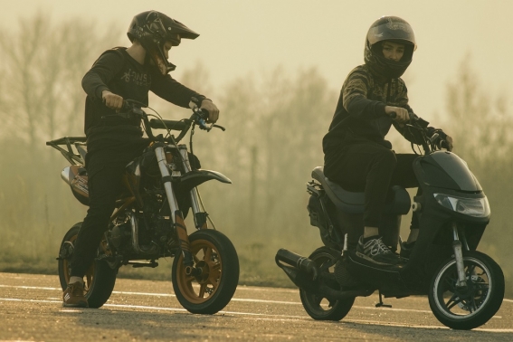 teenagers-on-mopeds-4146646_1920.jpg