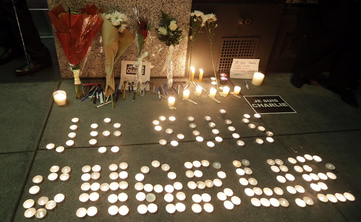 Charlie Hebdo causa indignación al parodiar la muerte de George Floyd