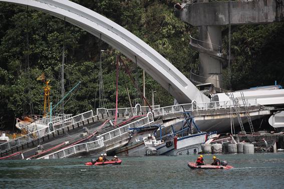 cross-port_bridge_collapses_in_taiwan_at_least_10_people_injured_105045217.jpg