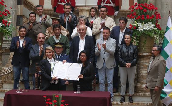 la_presidenta_interina_promulga_la_ley_para_unas_nuevas_elecciones_en_bolivia_107379644.jpg