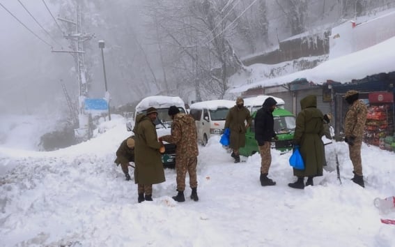 mueren_21_personas_atrapadas_en_sus_autos_tras_tormenta_de_nieve_en_pakistan_2-min.jpg