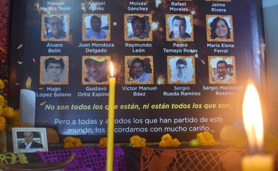 Día de Muertos. PRI Veracruz coloca ofrenda de muertos en honor a  periodistas