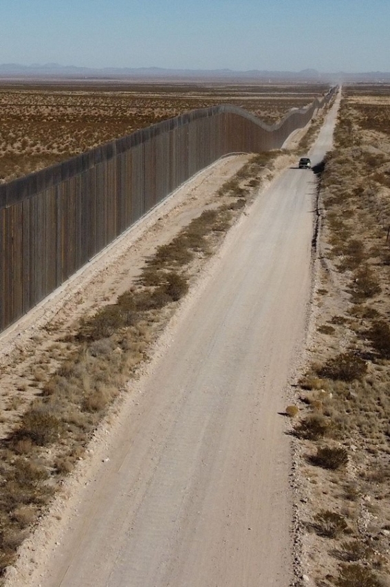 mexico-us-border-wall_120543312.jpg