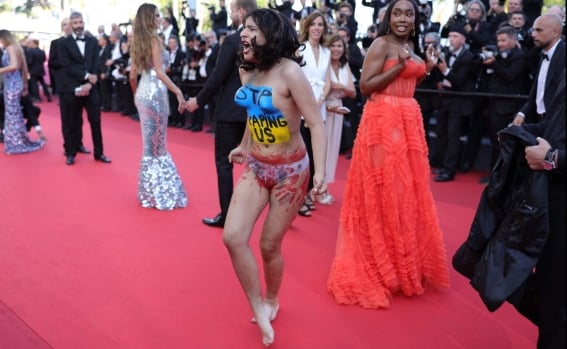 Mujer irrumpió la alfombra roja en el Festival de Cannes