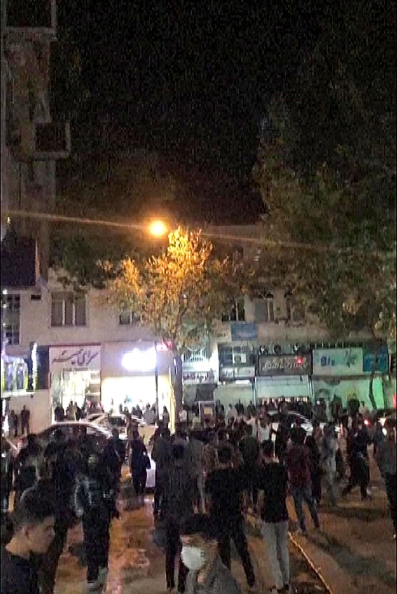 iran-demo-women-police_144334313-min.jpg