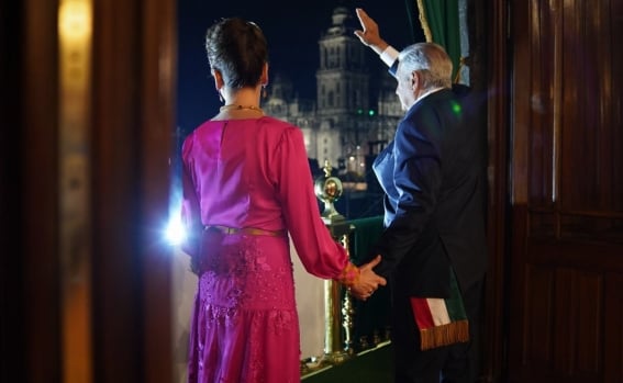 Beatriz Gutiérrez Müller: El vestido rosa mexicano, su peinado y joyería  para el Grito de Independencia