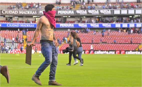 Lo que sabe tras la violencia en estadio de fútbol de Querétaro