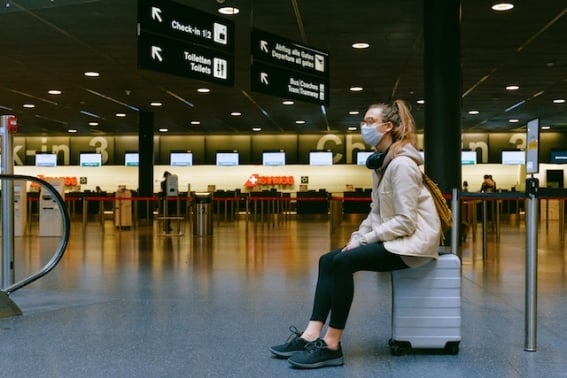 aeropuerto-mujer-maleta.jpg