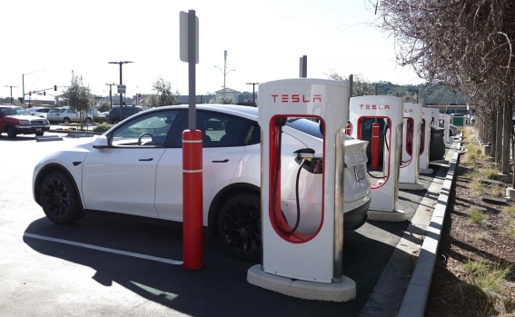 us-tesla-will-open-up-its-chargers-to-other-brands-in-order-to_149319566.jpg