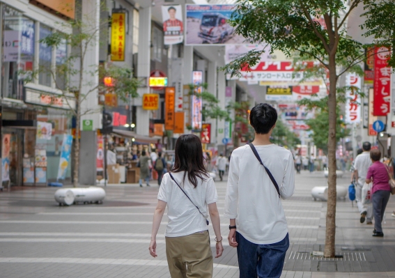pareja-camina-japon.jpg
